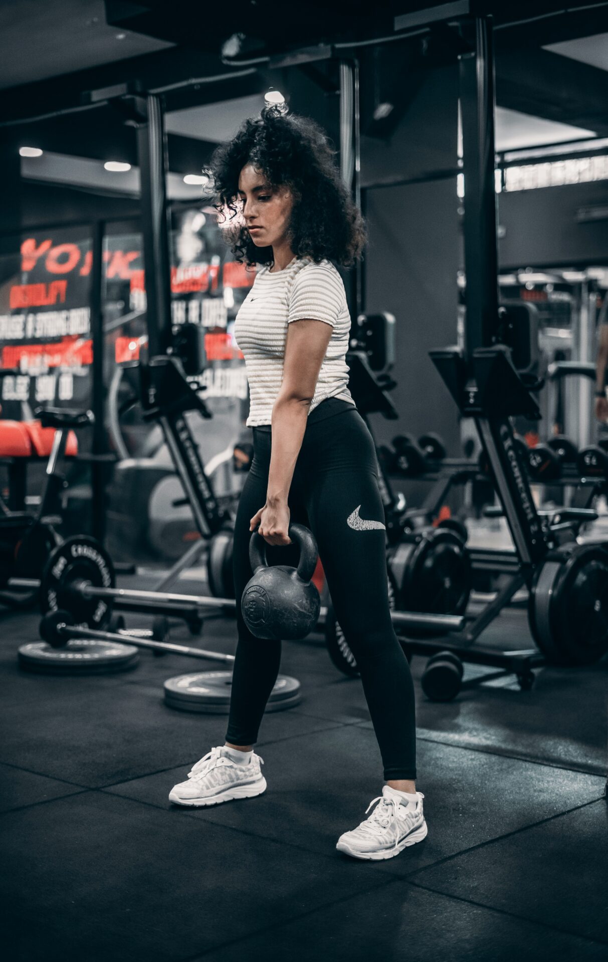 PGM Femme kettlebell salle de muscu unilatéral PGM Femme kettlebell salle de muscu unilatéral