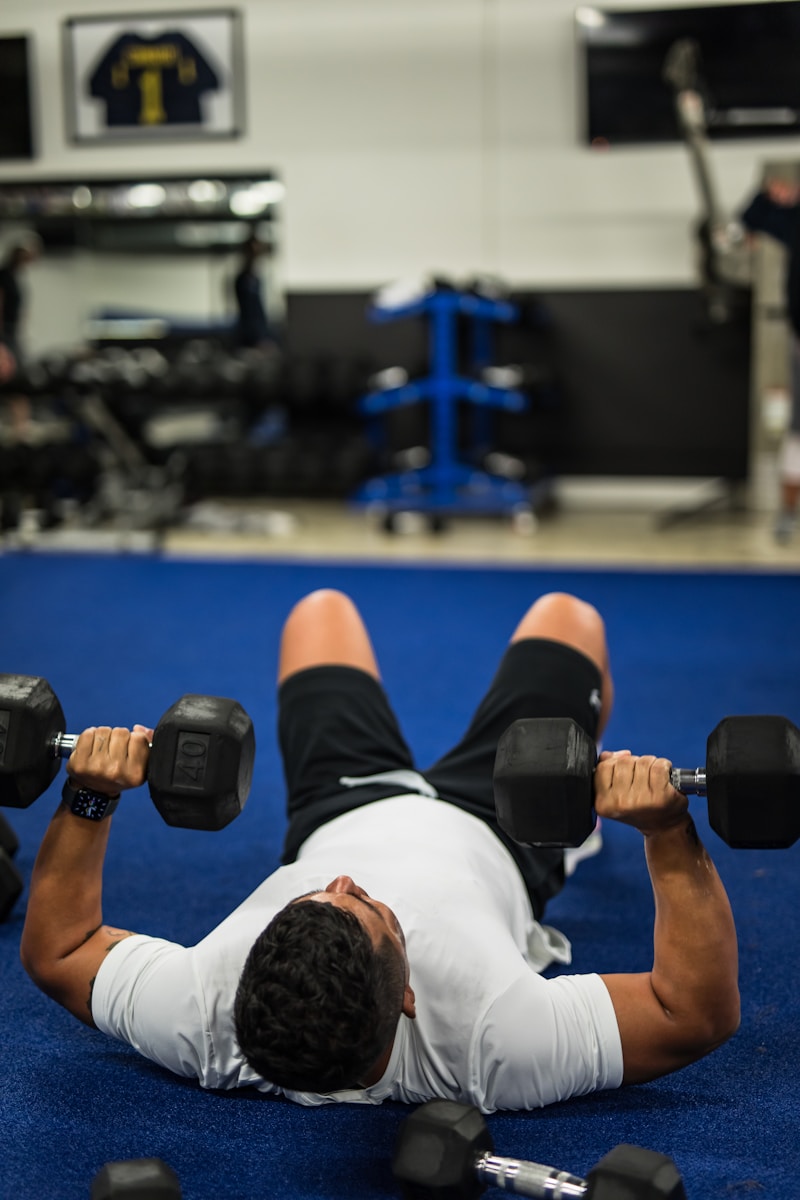 PGM KORTAL Homme gym salle de musculation développé militaire haltères dumbbell PGM KORTAL Homme gym salle de musculation développé militaire haltères dumbbell