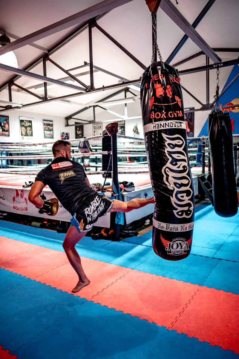 Homme kick back muay thaï Boxe fight Homme kick back muay thaï Boxe fight