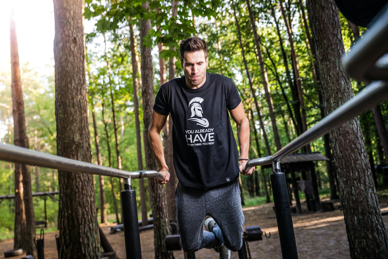 Homme dips extérieur musculation foret street workout Homme dips extérieur musculation foret street workout