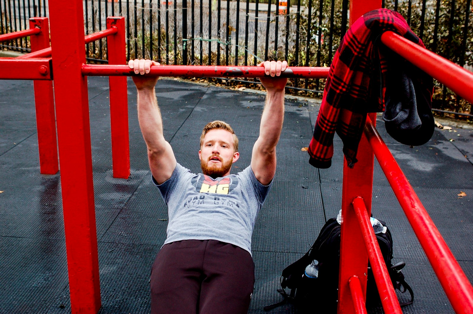 Homme tirage horizontal traction australienne musculation extérieur street workout Homme tirage horizontal traction australienne musculation extérieur street workout