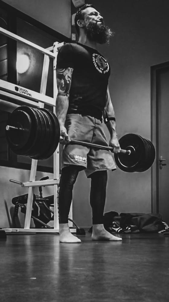 Dim Kortal Performance - deadlift soulevé de terre indoor gym Dim Kortal Performance - deadlift soulevé de terre indoor gym