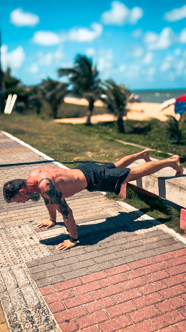 Dim Kortal Performance - pompes en déficit street workout outdoor beach Dim Kortal Performance - pompes en déficit street workout outdoor beach