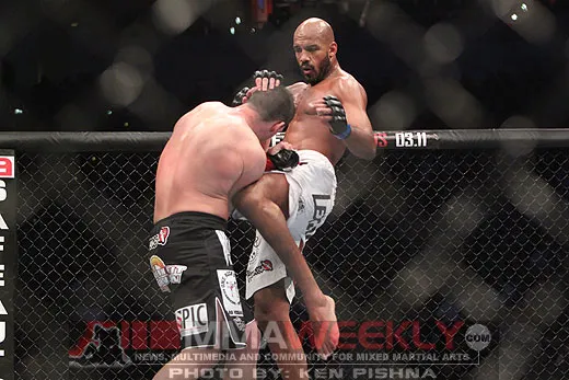 Les Premeirs Français à l'UFC - Cyrille Diabate Knee