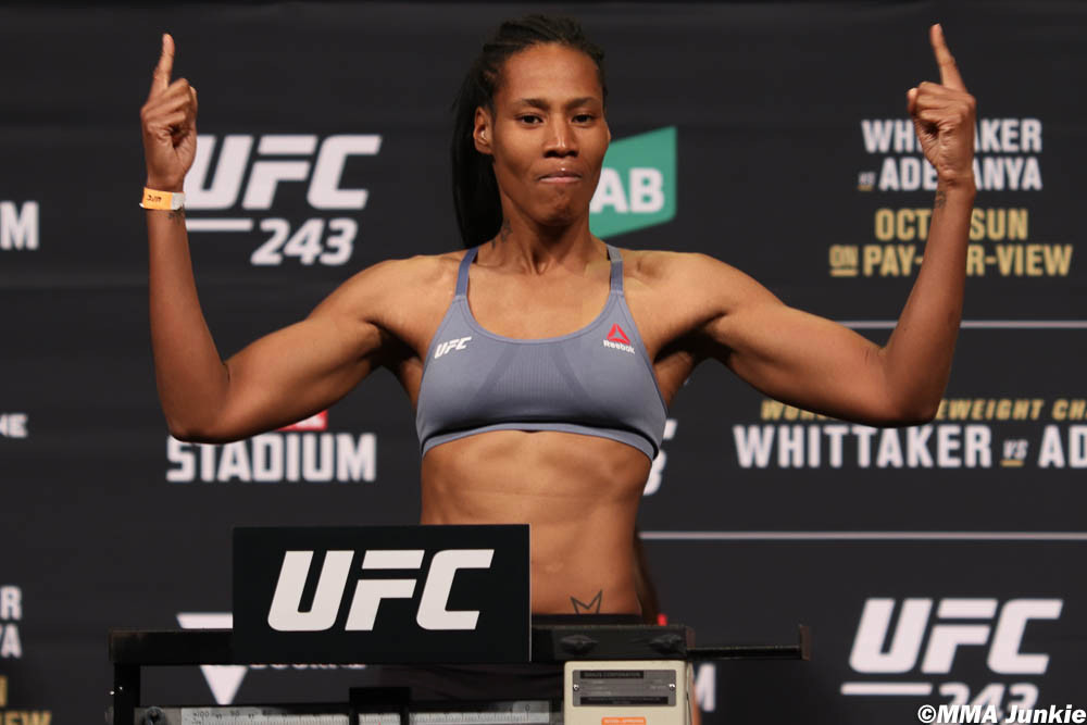 Les Premiers Français à l'UFC - Zarah Fairn Pesée2