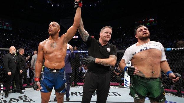 victoire de Ciryl Gane vs Tai Tuivasa UFC 1 Paris