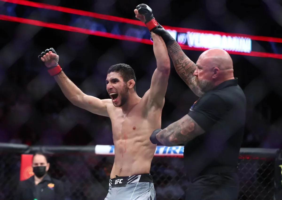 Fares Ziam levant les bras pour sa victoire UFC Paris 1 contre Michał Figlak.