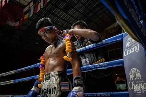 Kru qui enlève le Mongkon et Pra Jiad sur un ring