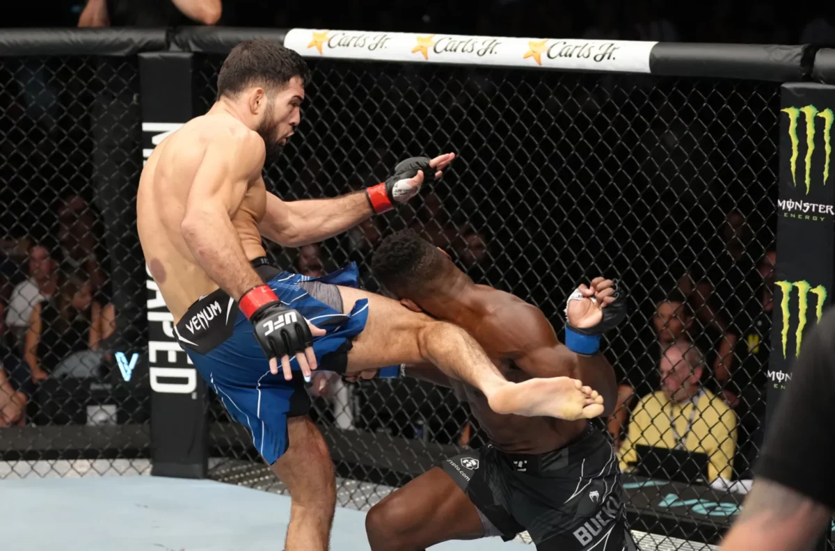 Nassourdine Imavov vs Joaquin Buckley coup de pied au visage dans l'octogone UFC Paris 1