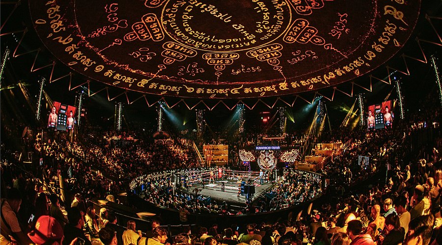Rajadamnern Boxing Stadium intérieur foule devant un combat de boxe