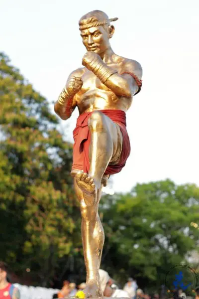 statue du guerrier Nai Khanom Tom